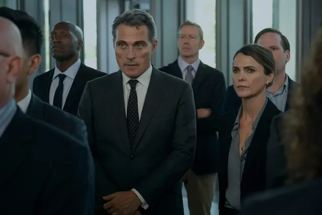 Rufus Sewell (Hale Wyler) und Keri Russell (Kate Wyler) in "Diplomatische Beziehungen" | Foto: 2025 Netflix, Inc.