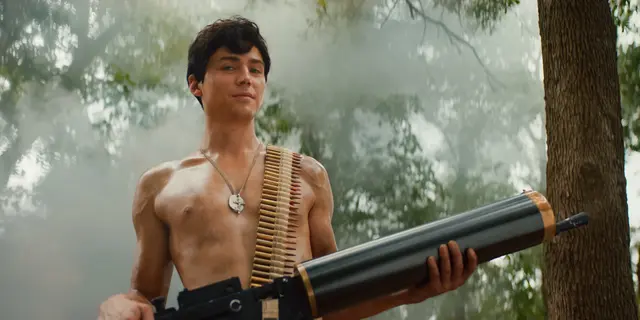 Cameron sieht sich selbst als homosexueller Rambo. | Foto: Courtesy of Netflix © 2025