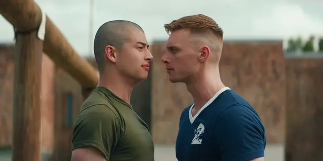 Was passiert mit Sergant Sullivan (rechts) nach dem Finale von "Boots" Staffel 1? | Foto: Courtesy of Netflix