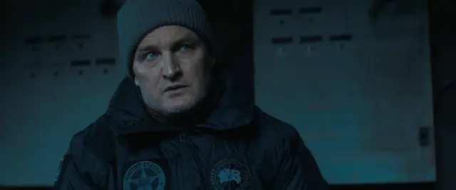 Jason Clarke als Frank Remnick in "Remnick" (im Original: "The Last Frontier") auf Apple TV+. | Foto: In der jüngsten Episode von „Remnick“ zeigt sich, dass Havlock über ein Geheimnis von Frank Bescheid weiß, das ihn erpressbar macht. Fans vermuten, dass es mit der tragischen Geschichte seiner Tochter zusammenhängen könnte. Die US-Serie „Remnick“ geizt m