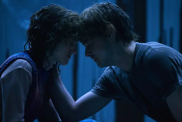 Natalia Dyer (Nancy Wheeler) und Charlie Heaton (Jonathan Byers) in "Stranger Things" | Foto: 2025 Netflix, Inc.