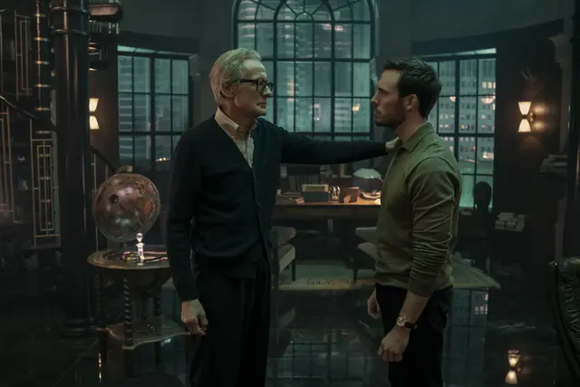 Bill Nighy (Dr. Jonathan Lazarus) und Sam Claflin (Joel "Laz" Lazarus) in "Lazarus" | Foto: Amazon Content Services LLC