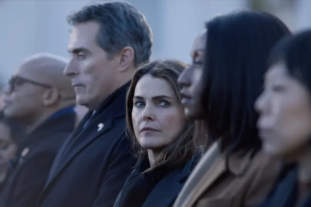 Rufus Sewell (Hal Wyler), Keri Russell (Kate Wyler), Nana Mensah (Billie Appiah) und Ali Ahn (Eidra Park) in "Diplomatische Beziehungen" | Foto: 2025 Netflix, Inc.