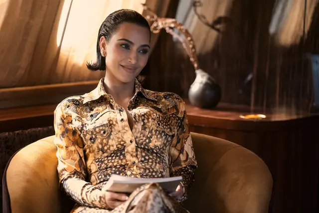 Kim Kardashian in der neuen US-Serie "All's Fair" von Ryan Murphy. | Foto: 2025 Disney. All rights reserved.