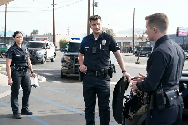 Melissa O'Neil (Lucy Chen), Nathan Fillion (John Nolan) und Patrick Keleher (Seth Ridley) in "The Rookie" | Foto: 2025 Disney. All rights reserved.