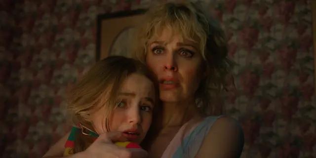Nell Fisher (Holly Wheeler) und Cara Buono (Karen Wheeler) in "Stranger Things" | Foto: 2025 Netflix, LLC.