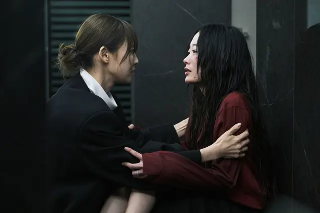 Jeon So-nee (Jo Eun-su) und Lee You-mi (Jo Hui-su) in "As You Stood By" | Foto: 2025 Netflix, Inc.