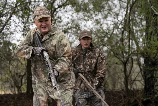 Jason Clarke (Alex Murdaugh) und Johnny Berchtold (Paul Murdaugh) in "Murdaugh: Mord in der Familie" | Foto: 2025 Disney. All rights reserved.