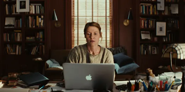 Aggie (Claire Danes) hat mit einer Schreibblockade zu kämpfen. | Foto: Courtesy of Netflix