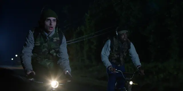 Finn Wolfhard (Mike Wheeler) und Caleb McLaughlin (Lucas Sinclair) in "Stranger Things" | Foto: 2025 Netflix, Inc.