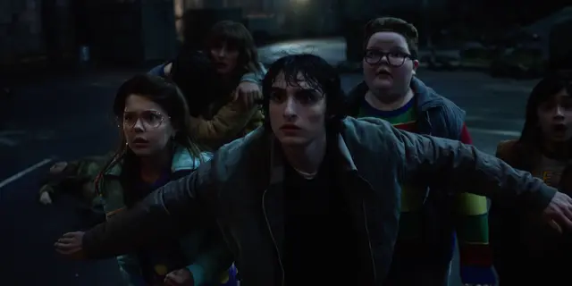 Winona Ryder (Joyce Byers), Finn Wolfhard (Mike Wheeler) und Jake Connelly (Derek) in "Stranger Things" | Foto: 2025 Netflix, LLC.