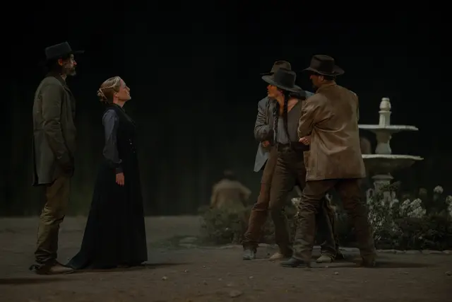 Michiel Huisman (Roache), Gillian Anderson (Constance Van Ness) und Lena Headey (Fiona Nolan) in "The Abandons" | Foto: 2024 Netflix, Inc