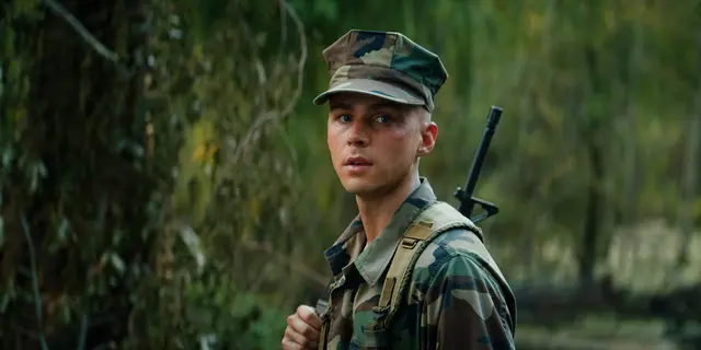 Miles Heizer (Cameron Cope) in "Boots" | Foto:  2025 Netflix, Inc.