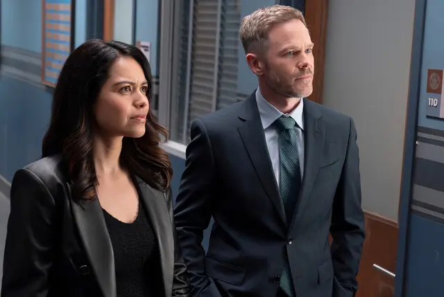 Alyssa Diaz (Angela Lopez) und Shawn Ashmore (Wesley Evers) in "The Rookie" | Foto: 2025 Disney. All rights reserved.