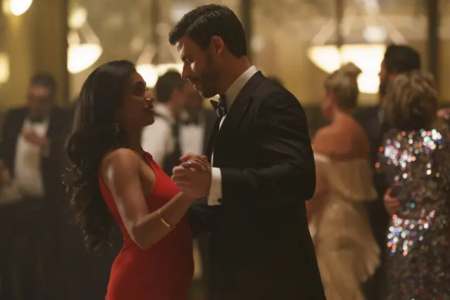 Nadine Bhabha (Elena Rygg) und François Arnaud (Scott Hunter) in "Heated Rivalry" | Foto: HBO Max &amp; Crave