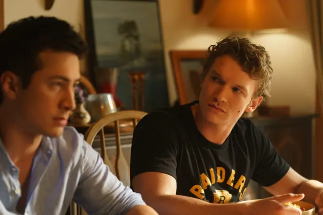 Ilya (Connor Storrie) ist bereit, alles für seinen Freund Shane (Hudson Williams) aufzugeben, selbst sein Hockey-Team in Boston. | Foto: HBO Max &amp; Crave