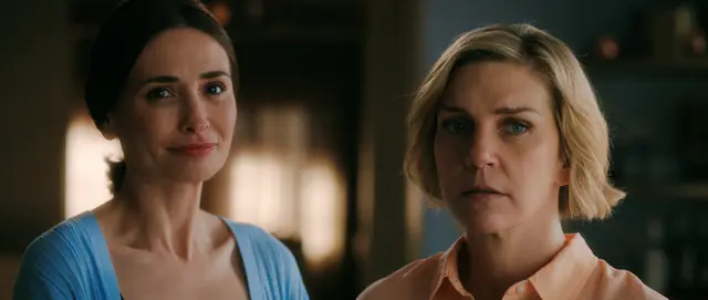 Zosia (links) und Carol (rechts) in "Pluribus". | Foto: Apple TV+