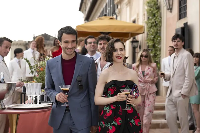  Eugenio Franceschini (Marcello) und Lily Collins (Emily) in "Emily in Paris" | Foto: 2025 Netflix, Inc.