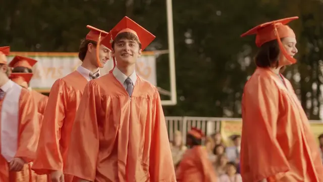 Die Roben im Epilog von "Stranger Things" Staffel 5 Folge 8 sorgen ebenfalls für Gesprächsstoff. "Conformity Gate"-Anhänger:innen sehen sie als Zeichen, dass die Bewohner:innen von Hawkins Gefangene von Vecna sind. Immerhin erinnert die Farbe an Häftlingskleidung in den Vereinigten Staaten. | Foto: Courtesy of Netflix/Netflix © 2025