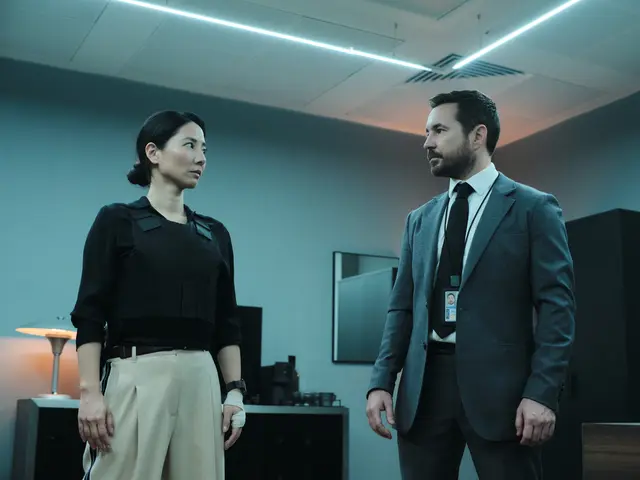 Polizistin Hana Li (Jing Lusi) und Clay Brody (Martin Compston), Sicherheitschef der US-Botschaft. | Foto: Bad Wolf Ltd. All Rights Reserved.