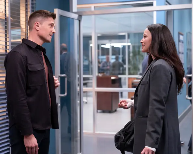 Eric Winter (Tim Bradford) und Melissa O'Neil (Lucy Chen) in "The Rookie" | Foto:  2025 Disney. All rights reserved.