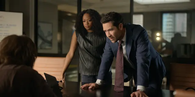 Jazz Raycole (Izzy Letts) und Manuel Garcia-Rulfo (Mickey Haller) in "The Lincoln Lawyer" | Foto:  2026 Netflix, Inc.