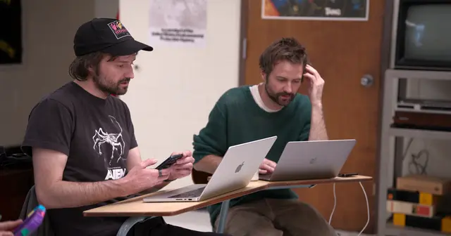 Die Duffer-Brüder in der Dokumentation "Ein letztes Abenteuer: Making Stranger Things 5". | Foto: Courtesy of Netflix © 2026