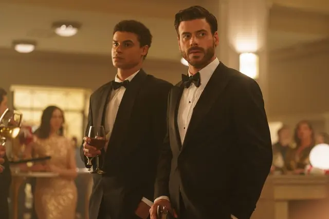 Schauspieler François Arnaud (rechts) als Scott Hunter in der kanadischen Serie "Heated Rivalry". | Foto: HBO Max &amp; Crave
