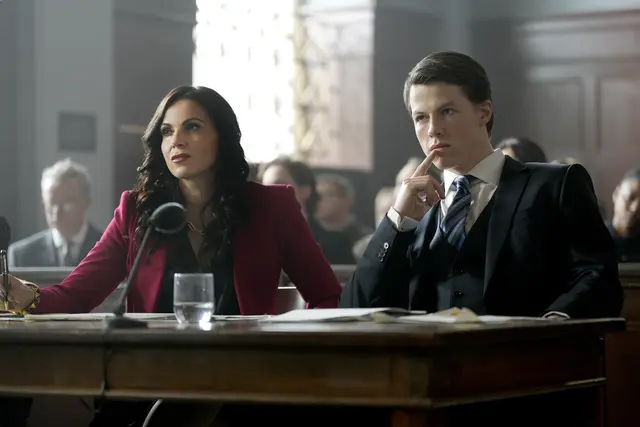 Lana Parrilla als Jocelyn 'Bruiser' Stone (links) und Milo Callaghan als Rudy Baylor (rechts) in der 1. Staffel "The Rainmaker". | Foto: USA Network / Magenta TV