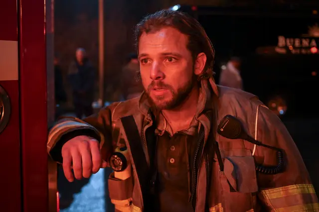 Max Thieriot als Bode in der 3. Staffel "Fire Country", die aktuell unter anderem auf Sky und dem Streamingdienst WOW zur Verfügung steht. | Foto: © 2025 CBS Broadcasting Inc. All Rights Reserved.