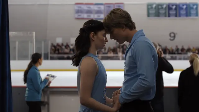 Madelyn Keys (Adriana Russo) und Cale Ambrozic (Brayden Elliot) in "Finding Her Edge" | Foto: Courtesy of Netflix