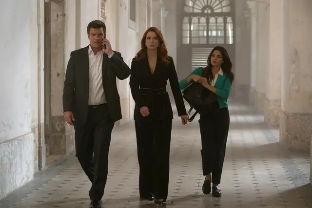 Nathan Fillion (John Nolan), Bridget Regan (Monica Stevens) und Jenna Dewan (Bailey Nune) in "The Rookie" | Foto:  2025 Lions Gate Television, Inc. And ABC Signature. All Rights Reserved.