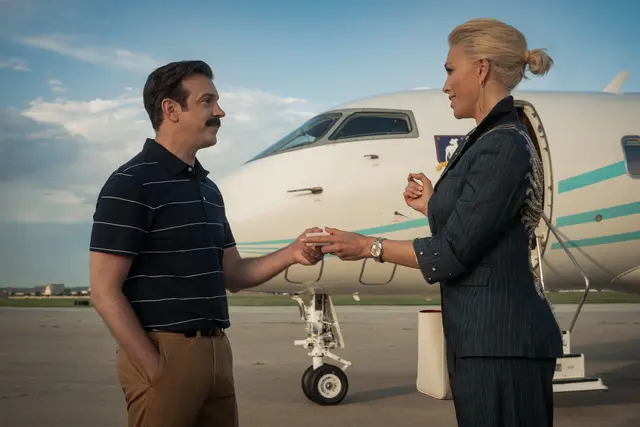 Ted (Jason Sudeikis) und Rebecca (Hannah Waddingham) sind in "Ted Lasso" Staffel 4 zurück. | Foto: Apple TV+