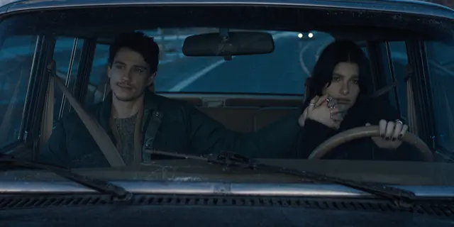 Adam DiMarco und Camila Morrone wollen in der neuen US-Serie "Something Very Bad Is Going To Happen" heiraten. | Foto: Netflix