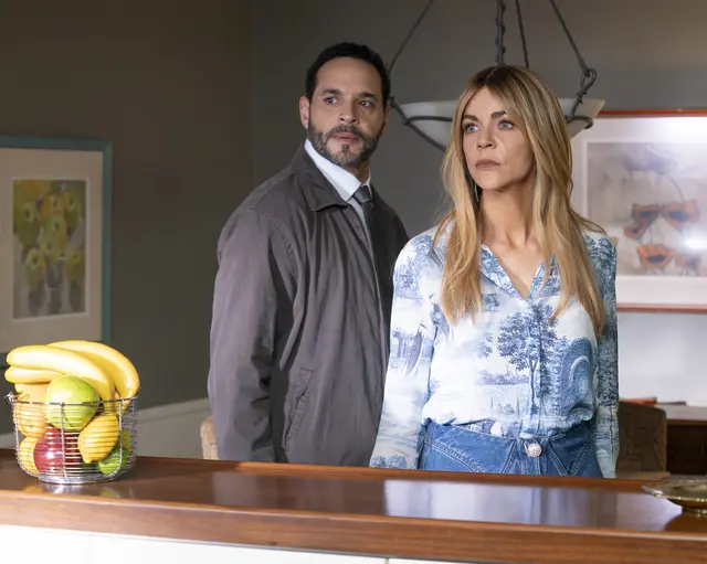 Daniel Sunjata (Adam Karadec) und Kaitlin Olson (Morgan Gillory) in "High Potential" | Foto: 2025 Disney. All rights reserved.