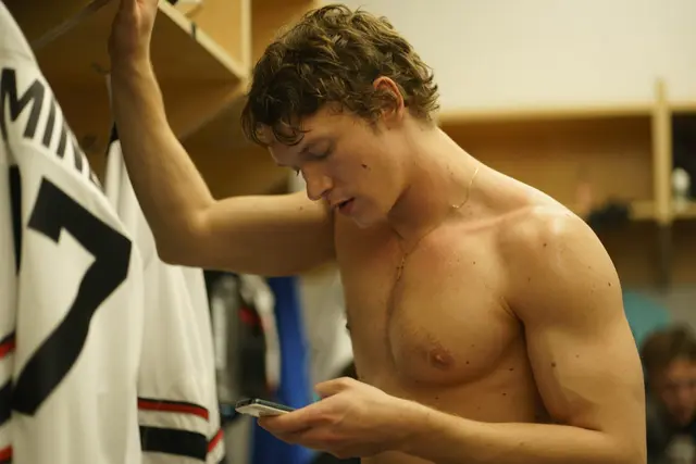 Connor Storrie als Ilya Rozanov in der kanadischen Serie "Heated Rivalry". Dank dieser Rolle wurde er zum weltweiten Star. In Deutschland könnt ihr die heiße Eishockeyserie auf HBO Max streamen. | Foto: HBO Max &amp; Crave