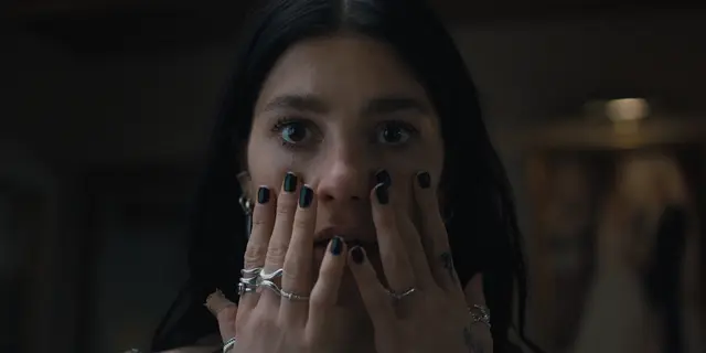 Camila Morrone als Rachel in der neuen Netflix-Serie "Something Very Bad Is Going To Happen". | Foto: Netflix