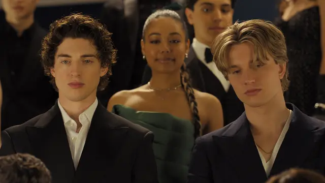 Freddie (links) und Brayden (rechts) sorgen bei Adriana für Herzklopfen. Doch "Finding Her Edge"-Fans sind der Überzeugung, dass sie sich am Ende von Staffel 1 für den Falschen entschieden hat. | Foto: Netflix