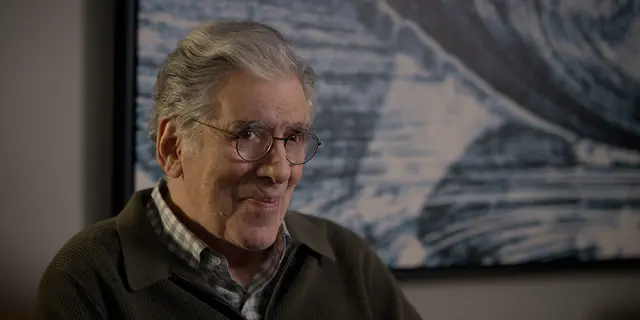 Viele Fans vermuteten, dass der Tod von Mickeys Mentor mit der Widmung in "The Lincoln Lawyer" Staffel 4 zusammenhängt, doch das ist nicht der Fall. | Foto: COURTESY OF NETFLIX