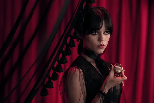 Jenna Ortega als Wednesday Addams in "Wednesday" Staffel 2. | Foto: HELEN SLOAN/NETFLIX