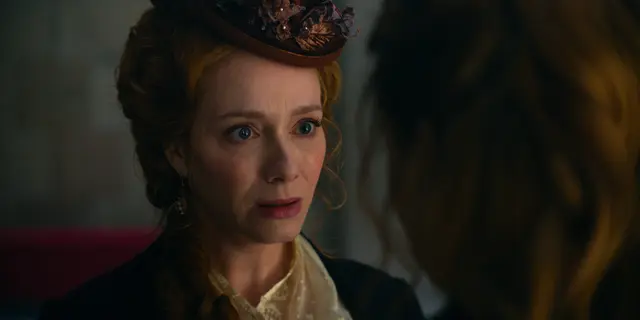 Christina Hendricks als Mrs. St. George wird in den neuen Folgen von "The Buccaneers" mit Paul Wesleys Charakter Frank zu tun haben. | Foto: Apple TV+