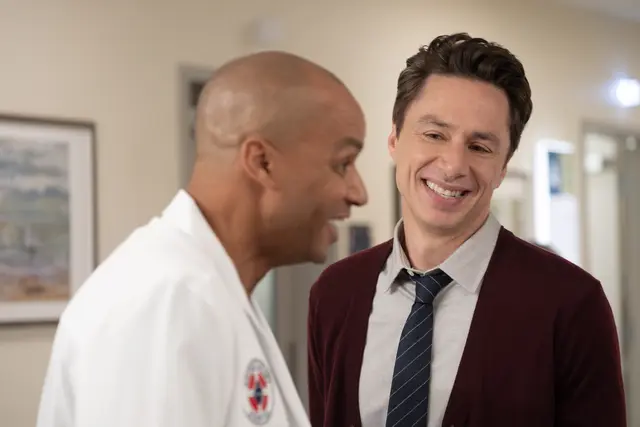 Auf die Rückkehr dieses Duos haben die Fans gewartet: Turk (Donald Faison, links) und J.D. (Zach Braff, rechts) kehren zurück ins Sacred Heart. | Foto: 2026 20th Television