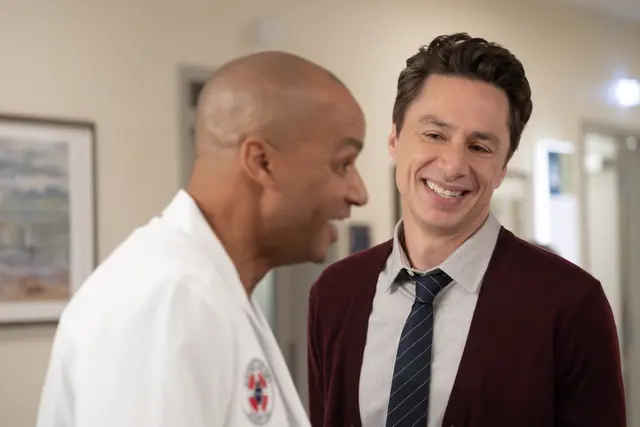 Auf die Rückkehr dieses Duos haben die Fans gewartet: Turk (Donald Faison, links) und J.D. (Zach Braff, rechts) kehren zurück ins Sacred Heart. | Foto: 2026 20th Television