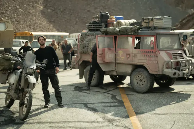 Der Bunker wird in "Paradise" Staffel 2 nun auch von außen bedroht. | Foto: Disney+ / Hulu