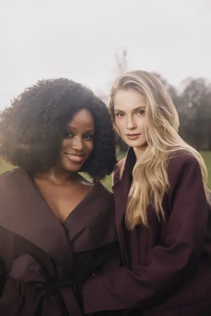 Die neuen Stars von "Bridgerton": Masali Baduza (links) und Hannah Dodd (rechts) als Michaela und Francesca. In Staffel 5 steht ihre Romanze im Mittelpunkt.
 | Foto: ZOE MCCONNELL/NETFLIX
