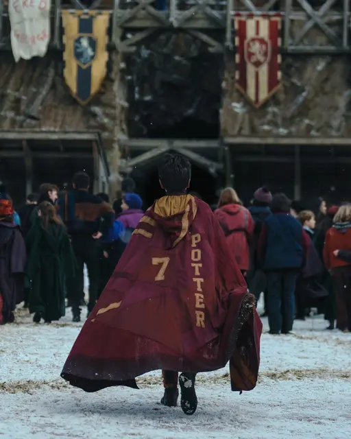 Harry Potter auf dem Weg zu seinem ersten Quidditch-Spiel. | Foto: Aidan Monaghan/HBO
