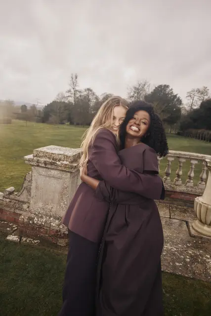 Francesca und Michaela sind die Stars von "Bridgerton" Staffel 5 und überspringen somit die Romanze von Eloise – vorerst. | Foto: ZOE MCCONNELL/NETFLIX