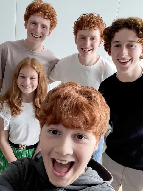 Die Weasley-Kinder in "Harry Potter" Staffel 1: Tristan Harland und Gabriel Harland als die Weasley-Zwillinge Fred und George, Ruari Spooner als Percy Weasley, Gracie Cochrane als Ginny Weasley und Alastair Stout als Ron Weasley. | Foto: Courtesy of HBO