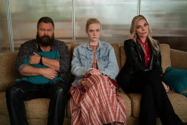 Nick Offerman, Elle Fanning und Michelle Pfeiffer in "Only Margo" auf Apple TV+. | Foto: Apple TV+