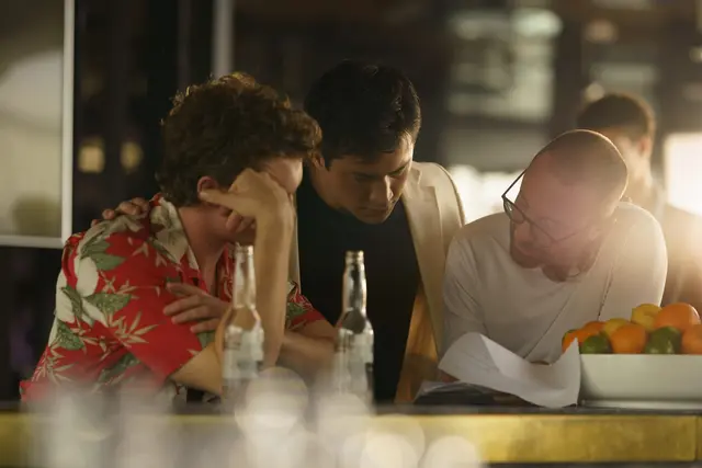 Showrunner Jacob Tierney (rechts) mit Connor Storrie (links) und Hudson Williams (Mitte) am Set von "Heated Rivalry" Staffel 1. | Foto: CRAVE / Bell Media